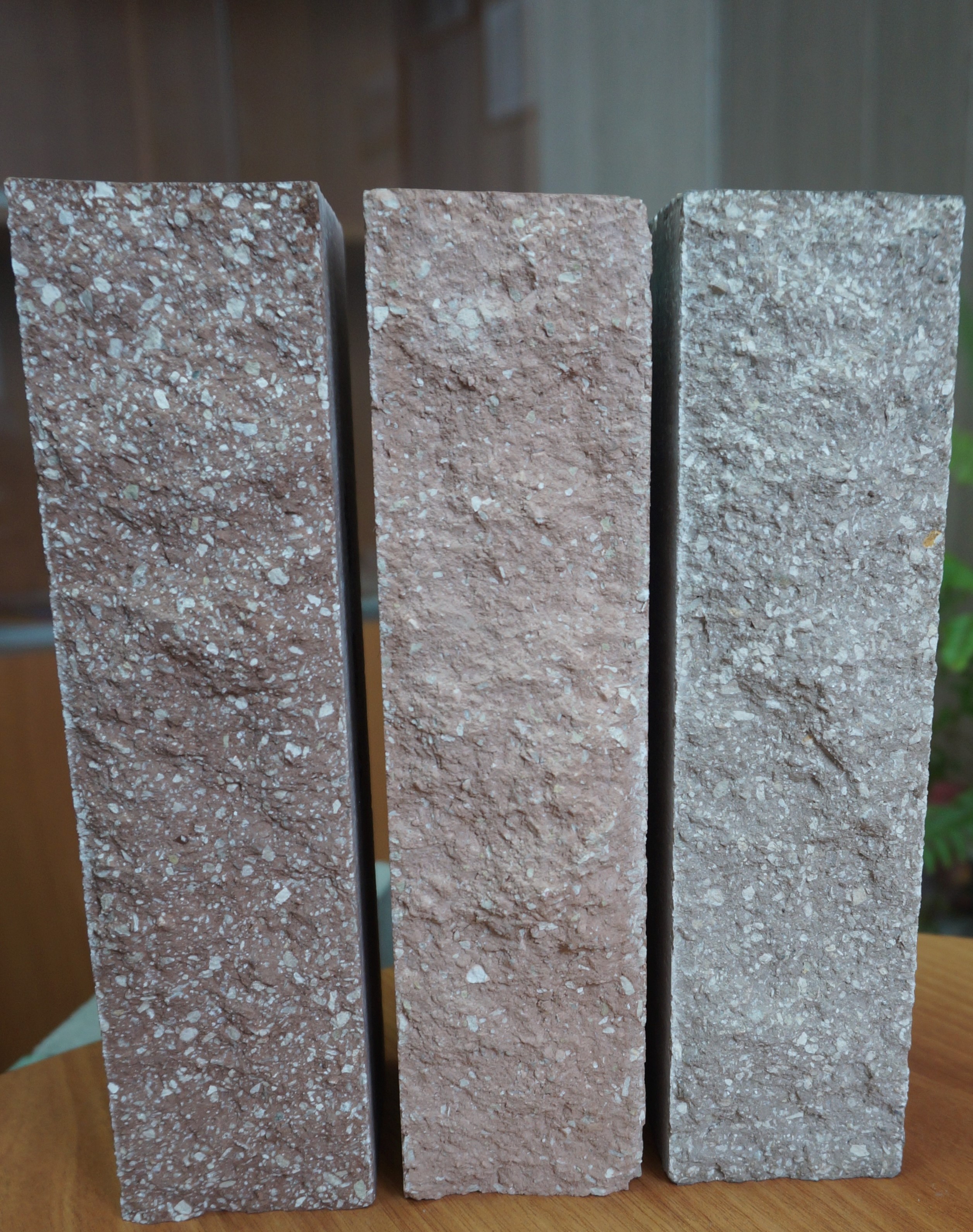 Прочность от М-250; влагопоглощение 6-8%; морозостойкость F-200; теплопроводность 0.9