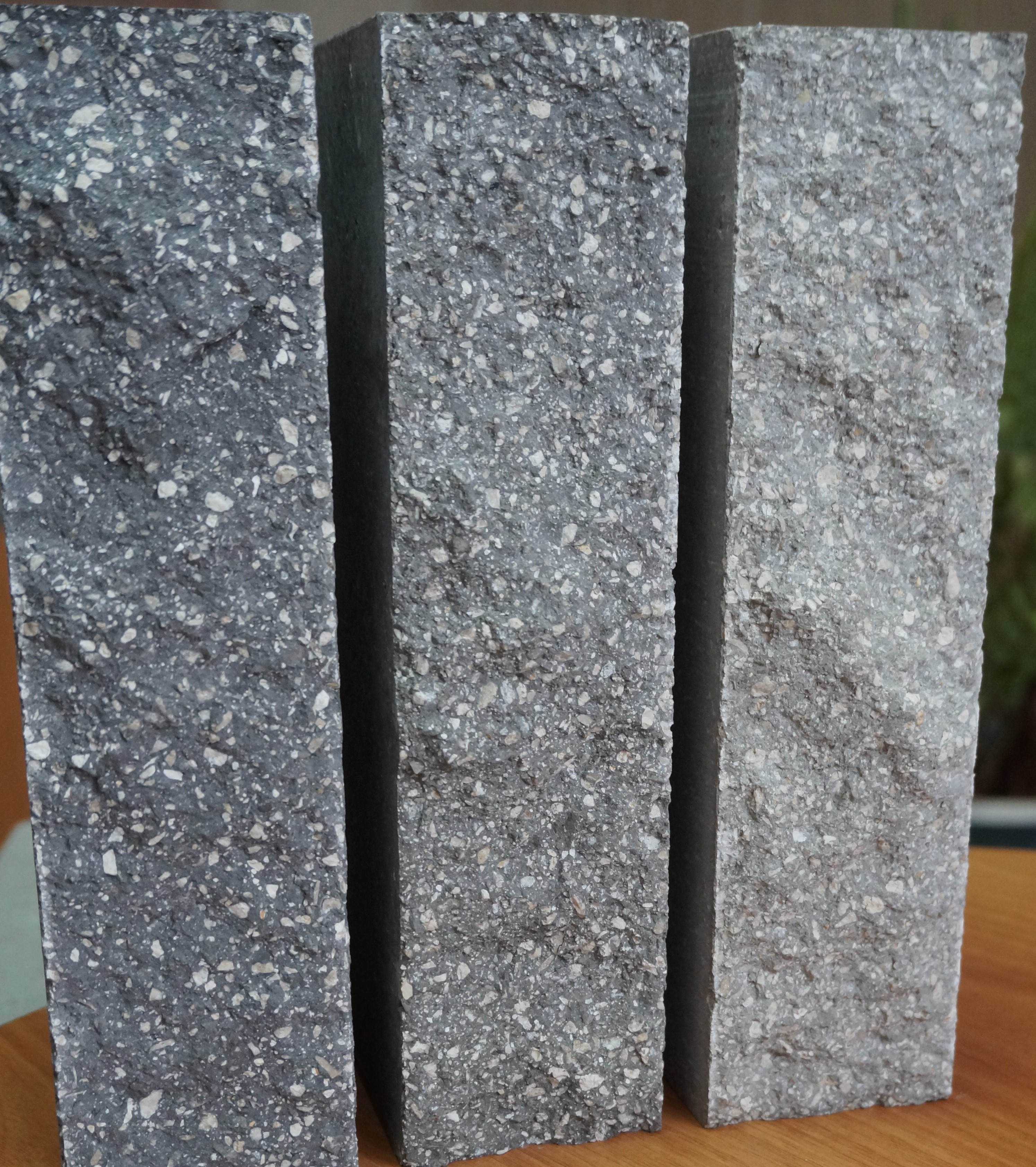 Прочность от М-250; влагопоглощение 6-8%; морозостойкость F-200; теплопроводность 0.9