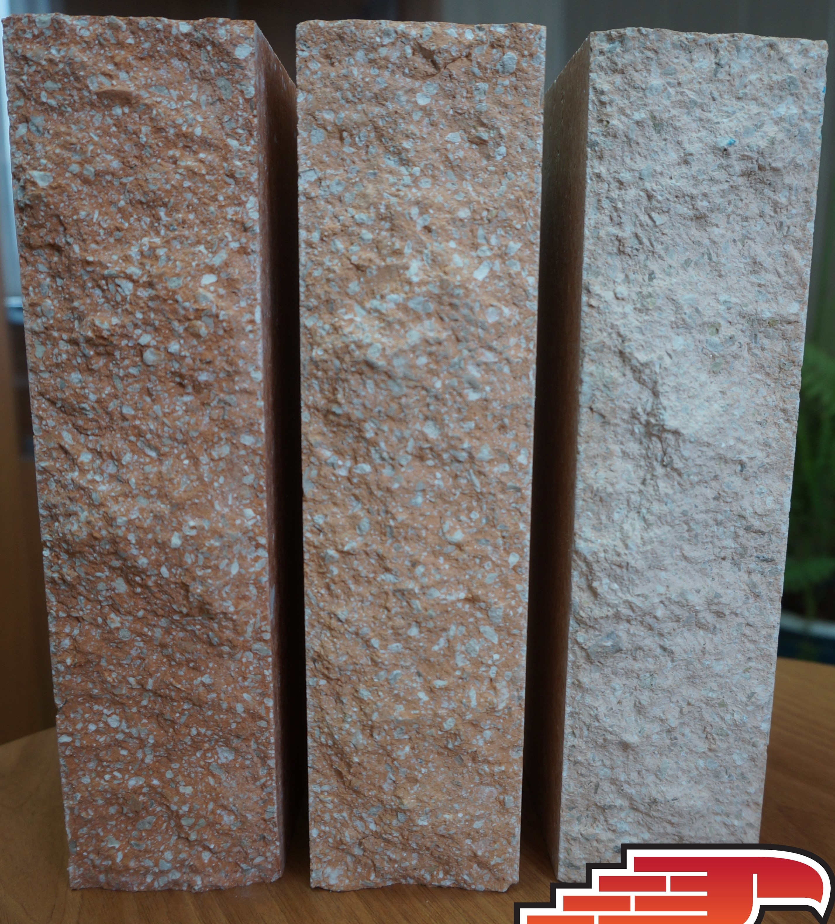 Прочность от М-250; влагопоглощение 6-8%; морозостойкость F-200; теплопроводность 0.9