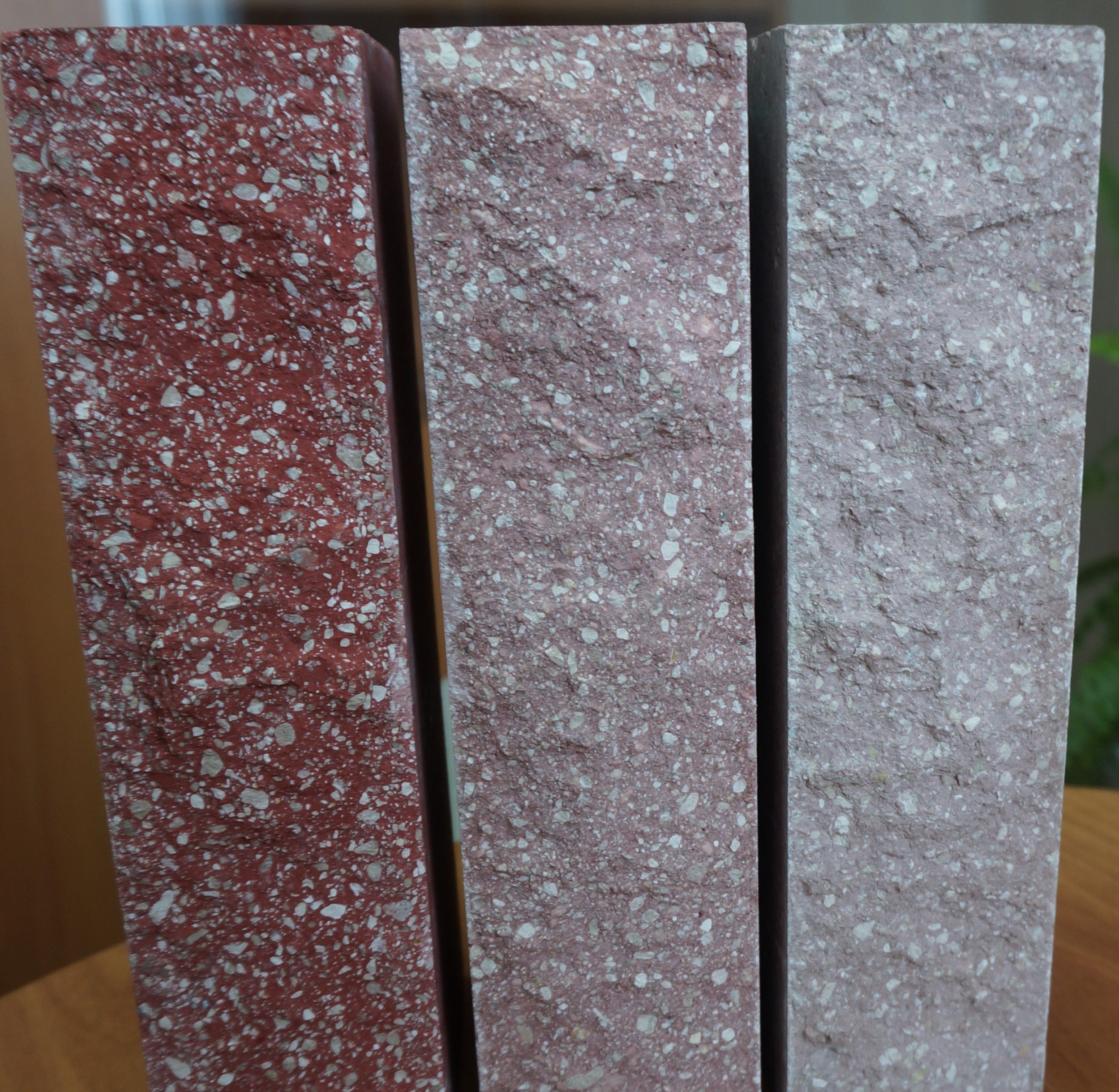 Прочность от М-250; влагопоглощение 6-8%; морозостойкость F-200; теплопроводность 0.9