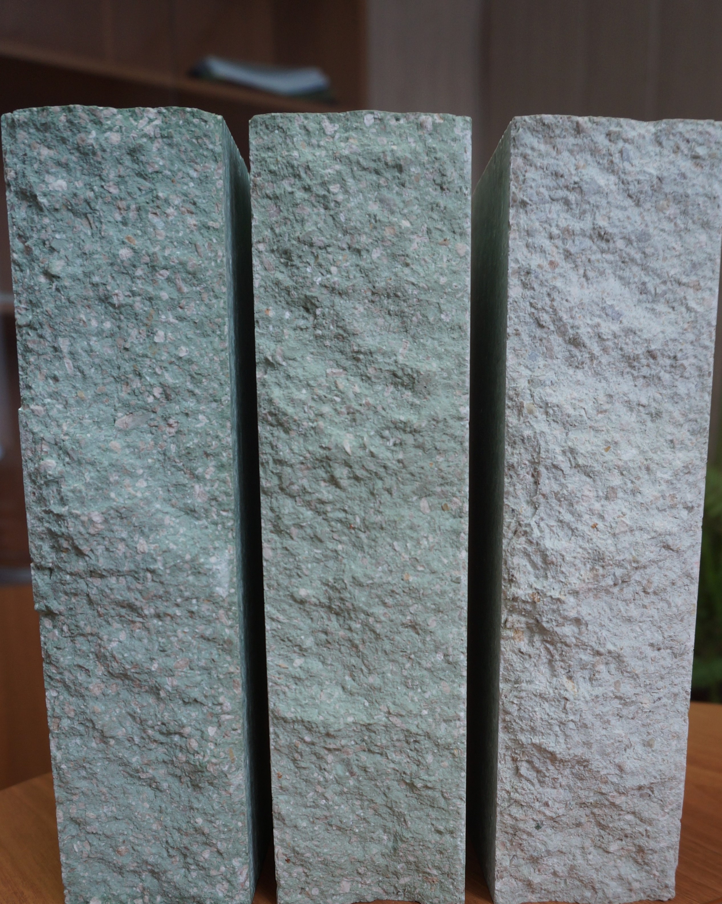 Прочность от М-250; влагопоглощение 6-8%; морозостойкость F-200; теплопроводность 0.9