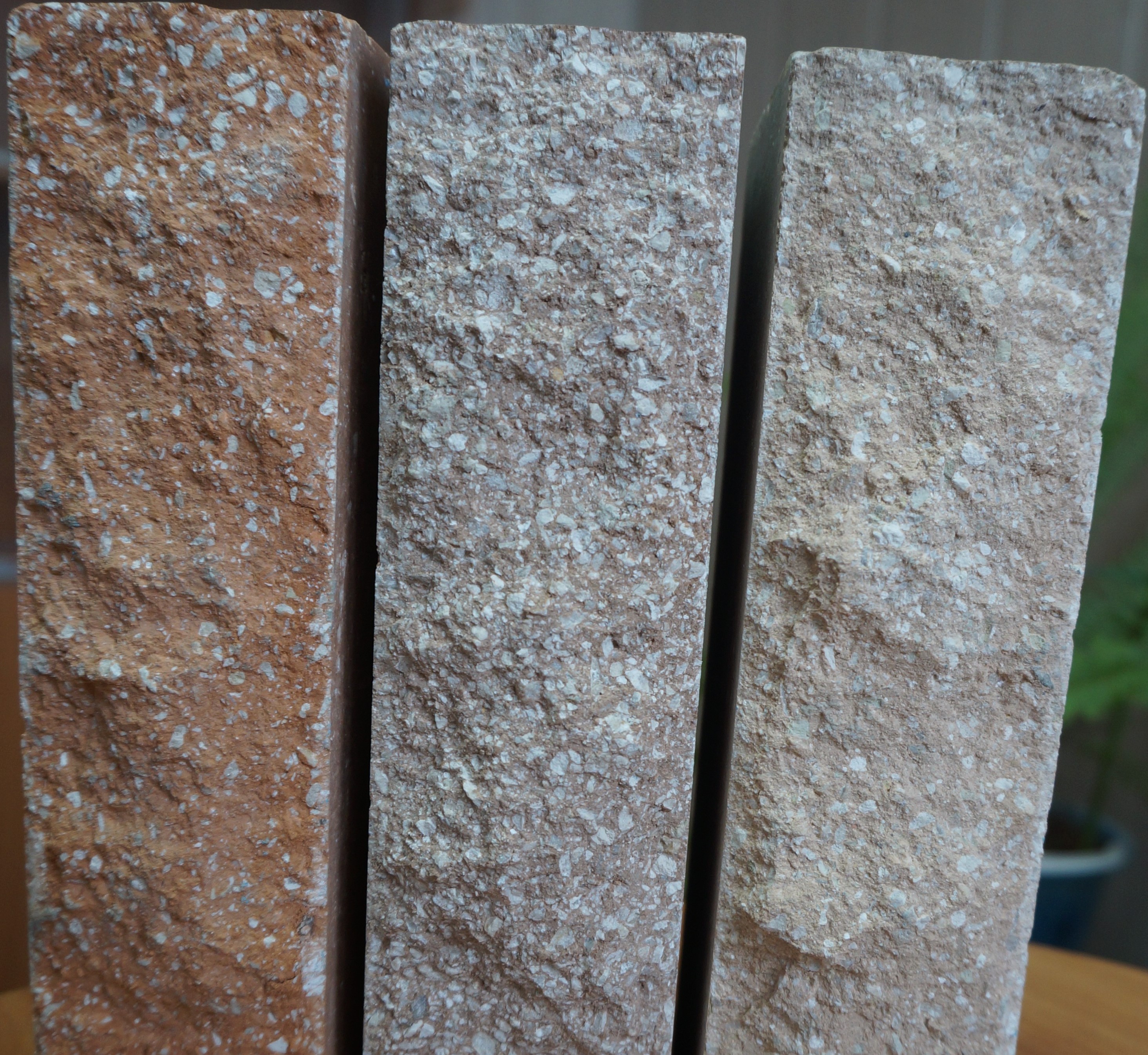 Прочность от М-250; влагопоглощение 6-8%; морозостойкость F-200; теплопроводность 0.9